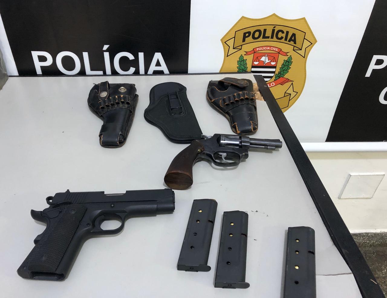 Policiais Apreendem Armas Em Perdizes