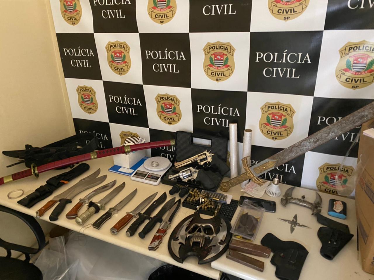 Polícia Civil apreende facas espadas e revólveres