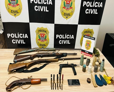 Pol Cia Civil Prende Um Suspeito Na Posse De Diversas Armas De Fogo Na